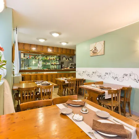 Hotel Logis Restaurant De La Dore 3*