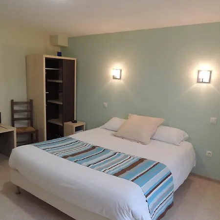 Hotell Logis Restaurant De La Dore 3*