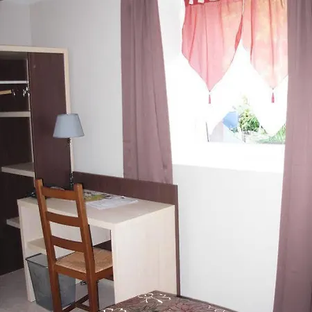 Logis Restaurant De La Dore Szálloda 3*
