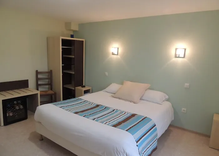 Hotel Logis Restaurant De La Dore 3*