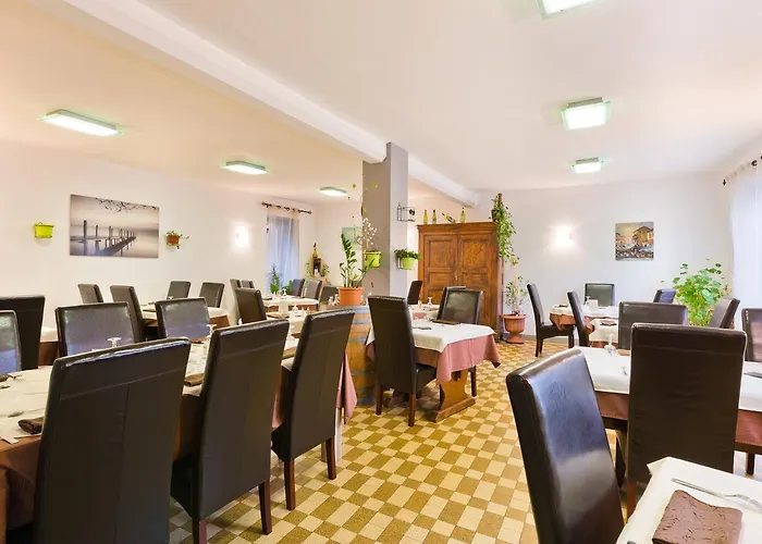 Logis Restaurant De La Dore 3*